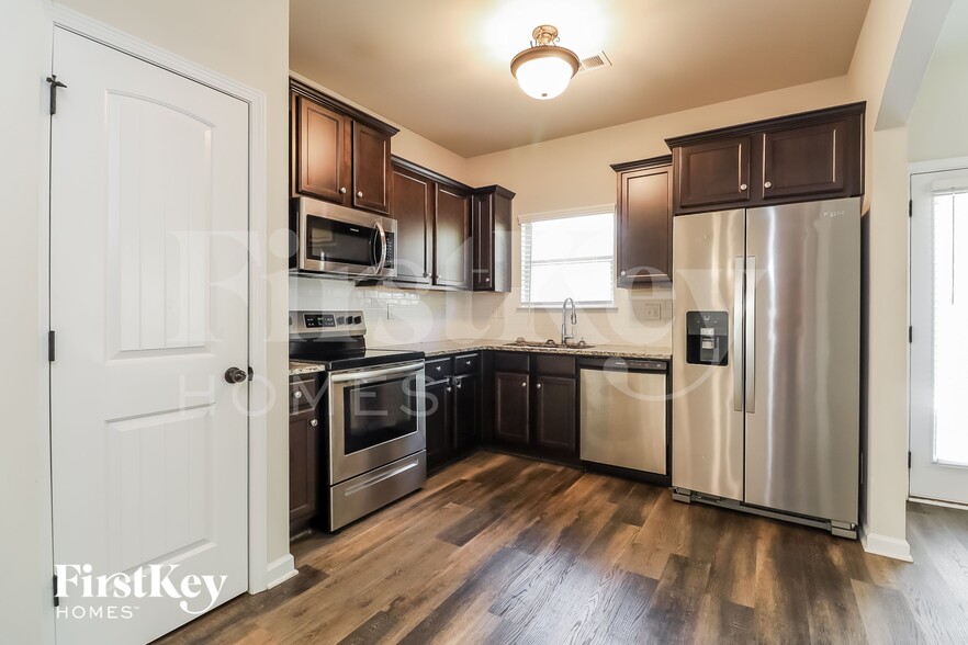 Building Photo - 5768 Woodside Crossing