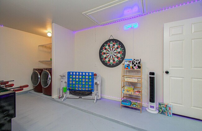 Building Photo - 7211 Crescent Mills Dr