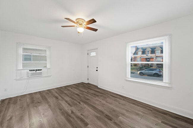 Living room, Entry - 5903 W Park Ave