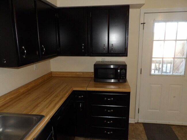 Building Photo - 65 Ashwood Ct