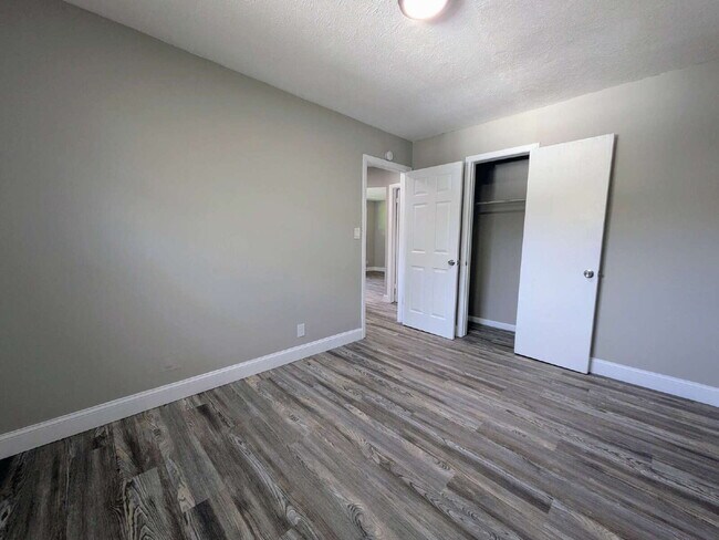 Building Photo - "Cozy 2-Bedroom, 1-Bath Haven Near Brentwood Park"