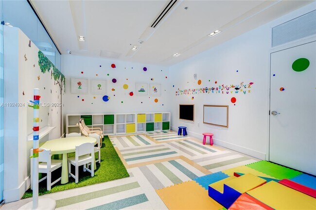 Building Photo - 1600 SW 1st Ave