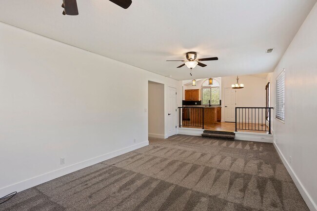 Building Photo - Spacious 4 Bedroom 3 Bathroom Layton Home