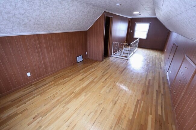 Building Photo - 774 E Archwood Ave