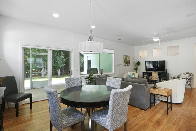 Building Photo - 211 Hampton Cir