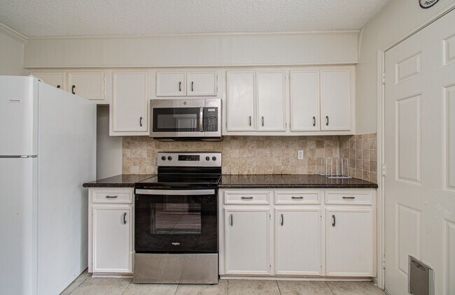 Building Photo - 823 S Ripple Creek Dr