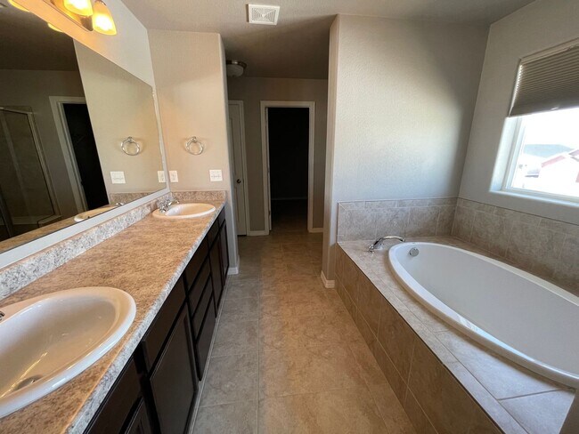 Building Photo - BEAUTIFUL HOME OFF BLACK FOREST & WOODMEN!!