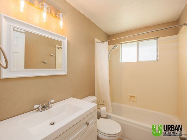 Building Photo - 4 bedroom 2 bath room house for rent in So...