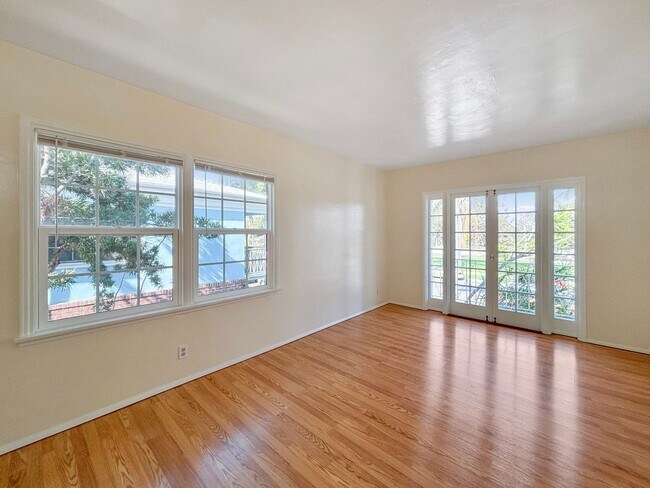 Building Photo - Charming 1BD/1BA Condo in Hillcrest W/ Sha...
