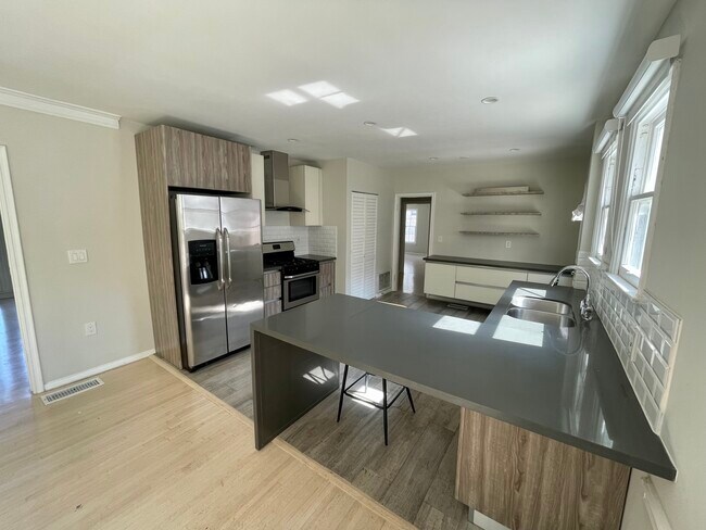 Building Photo - 437 Shirley Pl