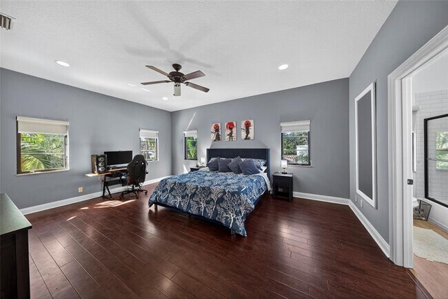 Building Photo - 2211 NE 43rd St