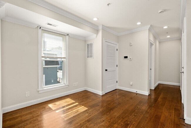 Building Photo - 39 Walnut St