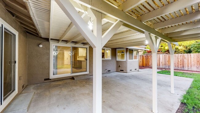 Building Photo - Meticulously Maintained Four Bedroom Singl...