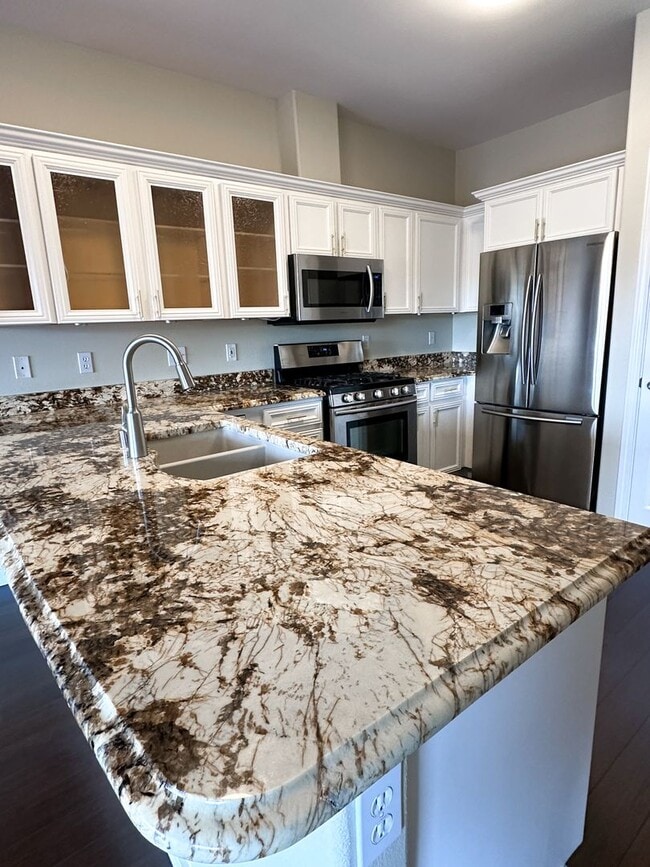 Building Photo - Beautiful Duplex, High End Finishes with L...