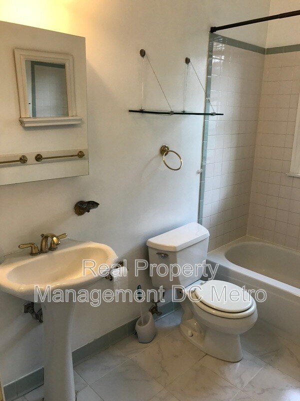 Building Photo - 309 9th St NE