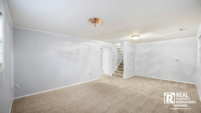 Building Photo - Lovely 4 BR/2.5 BA Split-level in Quite Ne...