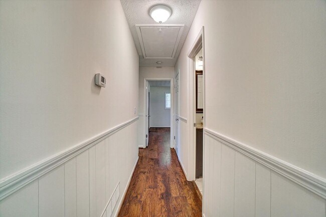 Building Photo - 606 Evergreen Dr
