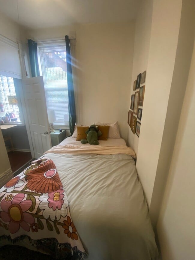 Building Photo - 955 W Dickens Ave