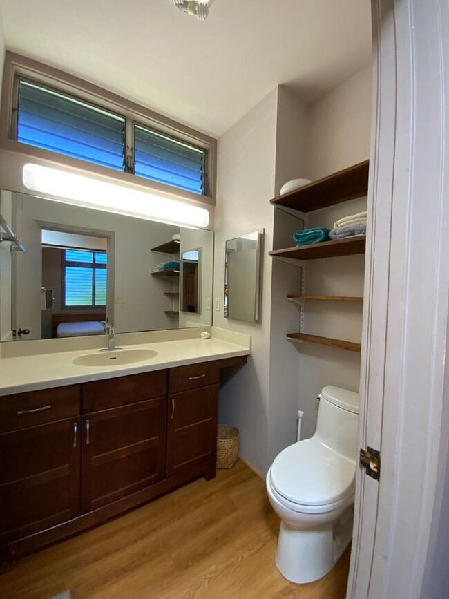 Building Photo - KAIMUKI 1 BEDROOM UNIT TUCKED AWAY IN BACK...