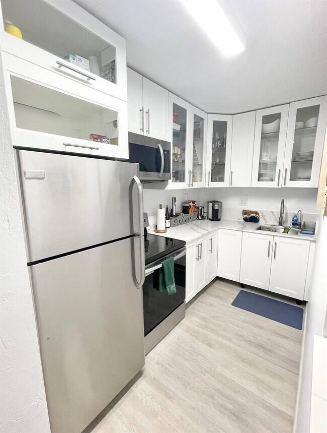 Building Photo - 3000 Riomar St