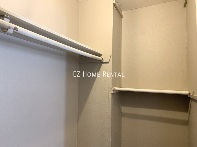 Building Photo - Welcome To Your Well-Maintained 1 Bedroom,...