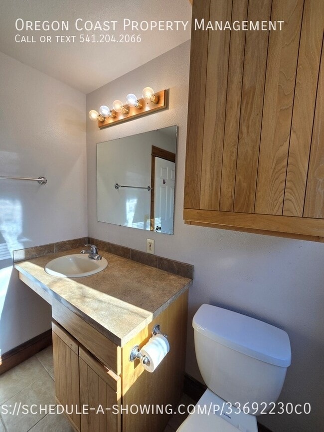 Building Photo - 1025 Wilson River Loop