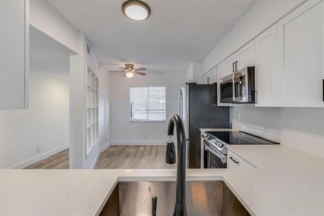 Building Photo - 2200 S Cypress Bend Dr