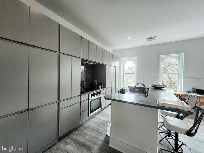 Building Photo - 106 S State St