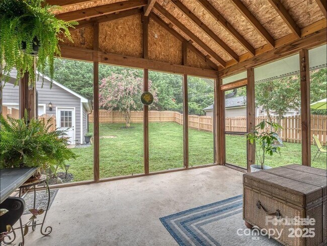 Building Photo - 8715 Parkchester Dr