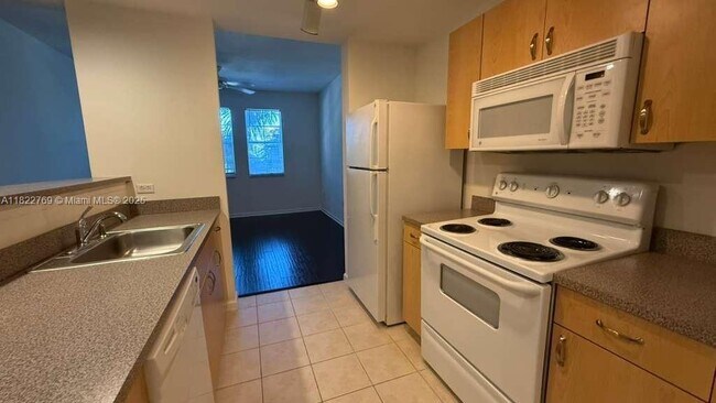 Building Photo - 533 NE 3rd Ave