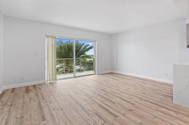 Building Photo - 2900 NE 30th St