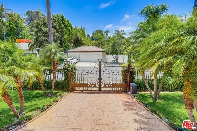 Building Photo - 114 S Layton Dr