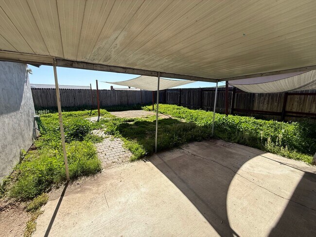 Building Photo - 4 Bedroom, 2 Bath Home with Large Yard + Two Car Garage