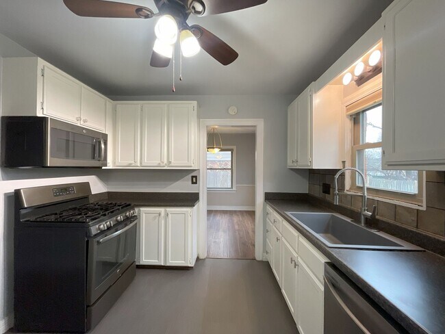 Building Photo - Charming & Contemporary Home in Military P...