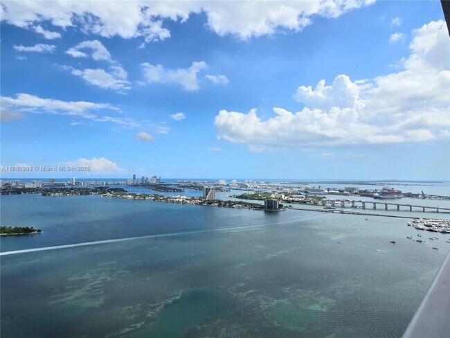 Building Photo - 700 NE 24th St