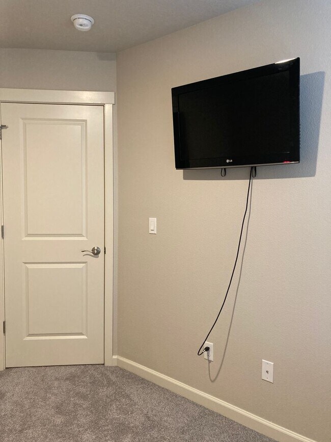 Building Photo - Beautiful Newer Home in Tigard