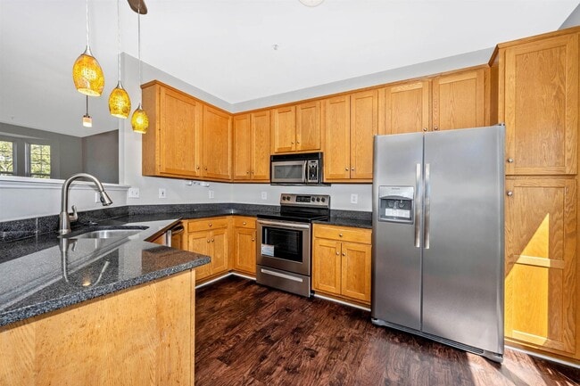 Building Photo - Fantastic End Unit Townhouse For Lease