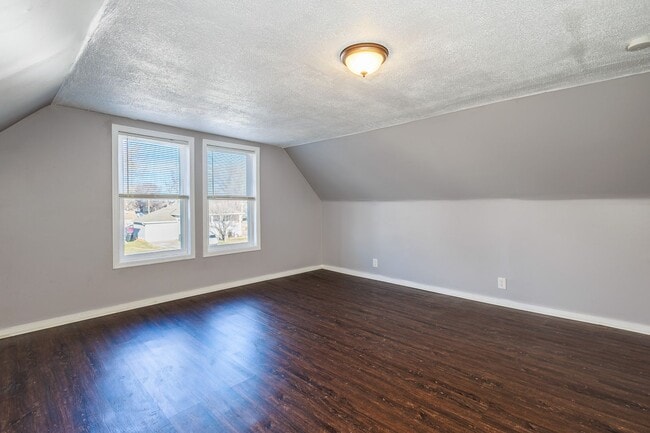 Building Photo - Spacious and Inviting 3 Bed 2 Bath House!