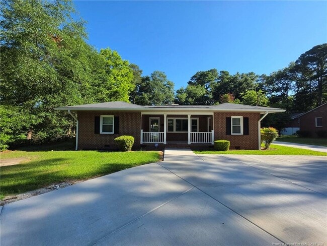 Building Photo - 216 Country Club Dr