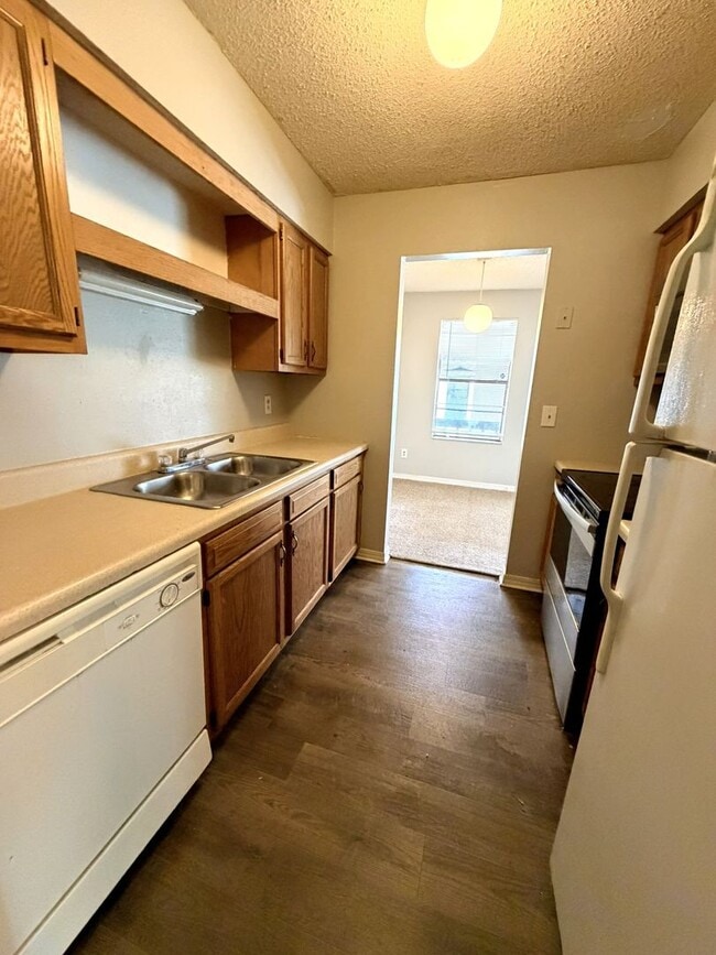 Building Photo - 460 Bentwood Ln
