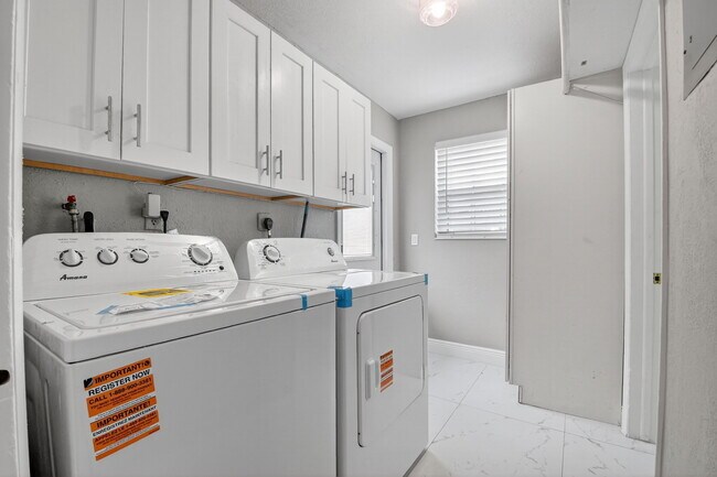 Building Photo - 601 SW 5th Ave