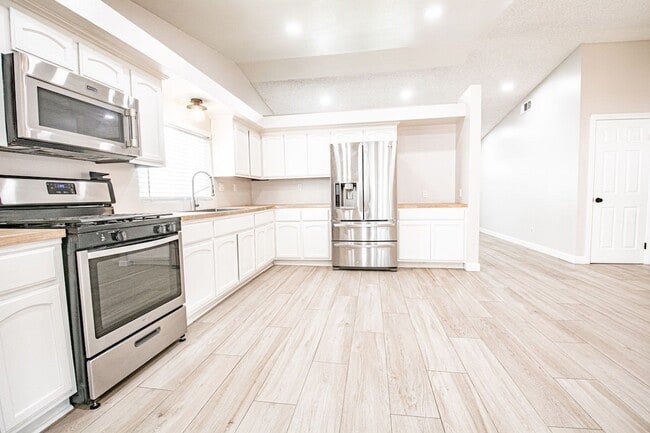 Building Photo - 8644 Frankfort St