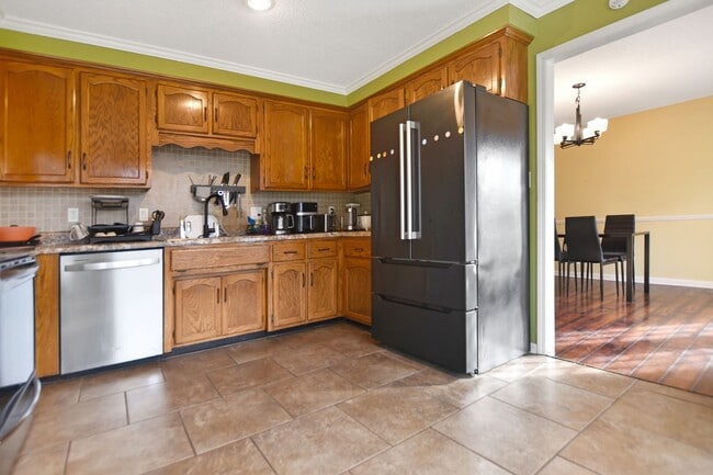 Building Photo - Pet Friendly Three Bedroom!