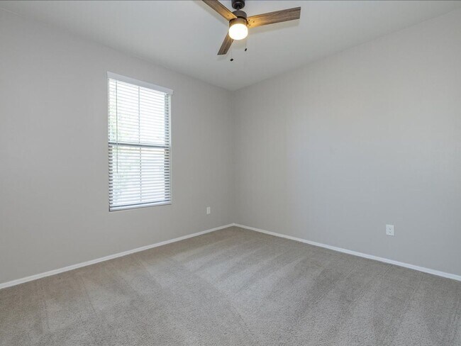 Building Photo - 4 Bedroom 2 Bathroom