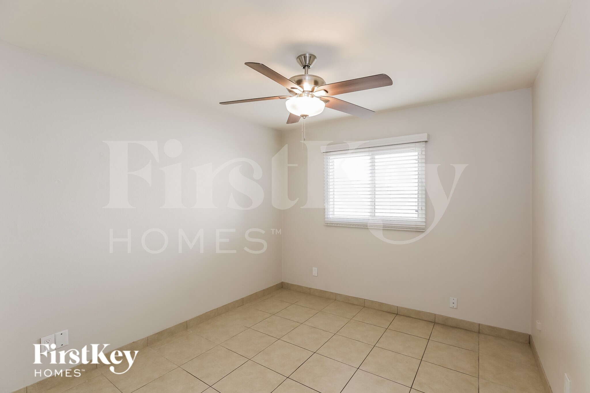 Building Photo - 2122 W Shaw Butte Dr