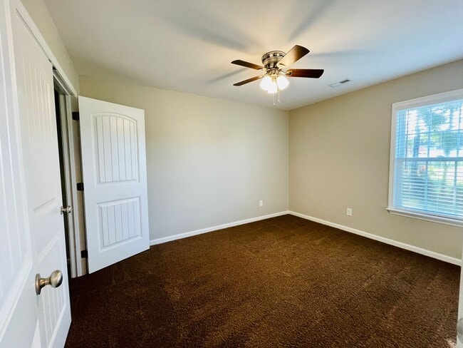 Building Photo - BEAUTIFUL 3 BR/2BA with 2 car garage. Priv...