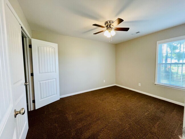 Building Photo - BEAUTIFUL 3 BR/2BA with 2 car garage. Private back yard space! Conway location!