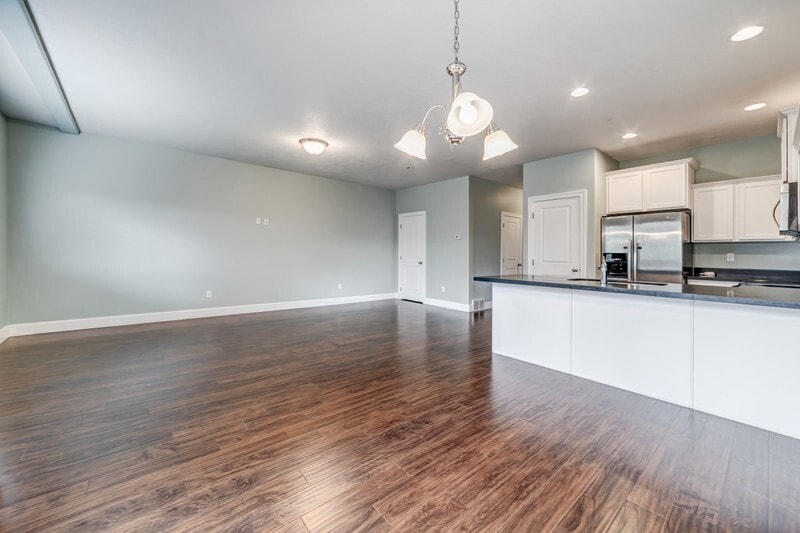 Building Photo - 4251 Cresthaven Ln