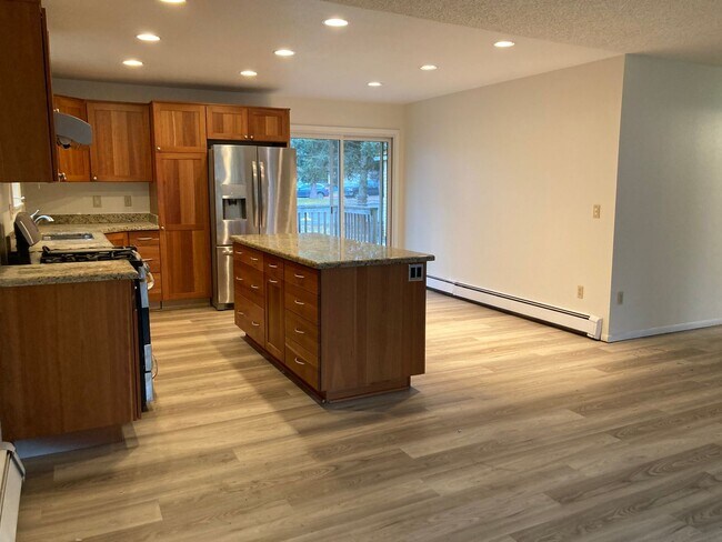 Building Photo - 3 Bedroom Ranch Style Home in Rogers Park!