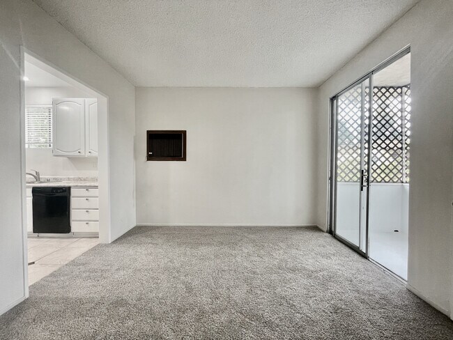 Building Photo - 6174 Buckingham Pky